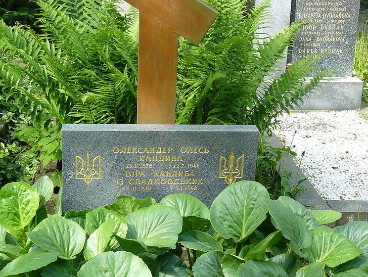 В Праге эксгумировали останки украинского писателя Александра Олеся