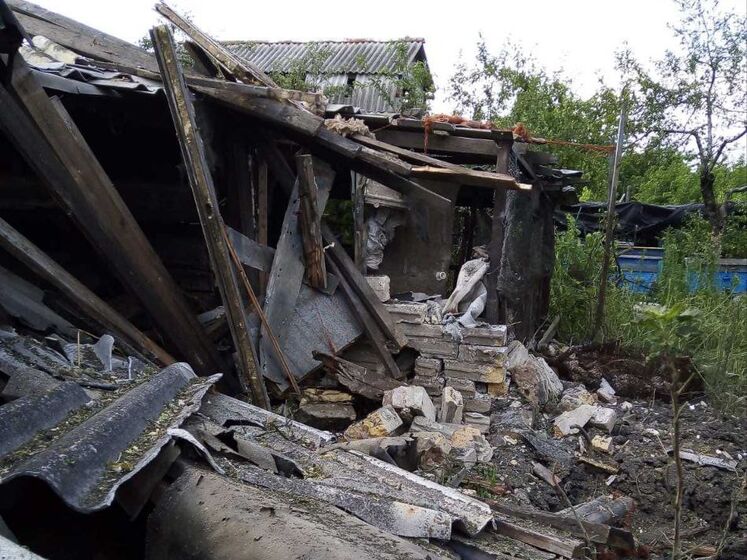 У Донецькій області за добу одна людина загинула і п'ятьох поранено через російські обстріли, пошкоджено будинки, магазини, дитсадок. Фото