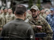 Защитник Мариуполя азовец Равлик: Я сидел на стуле, успокаивал своего друга, а возле меня, буквально на расстоянии метра, ампутировали ногу без анестезии