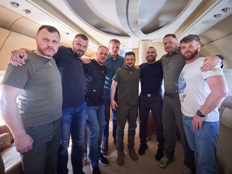 Командири захисників "Азовсталі" повертаються додому в Україну – Зеленський