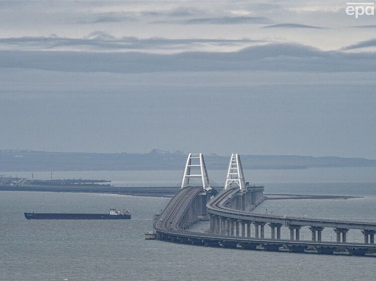 Рух Кримським мостом зупинено, окупаційна влада заявила про спробу ракетної атаки