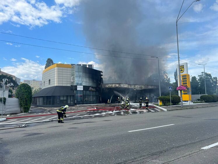 На Броварському шосе у Києві спалахнула пожежа на заправці, є постраждалі. Фото, відео