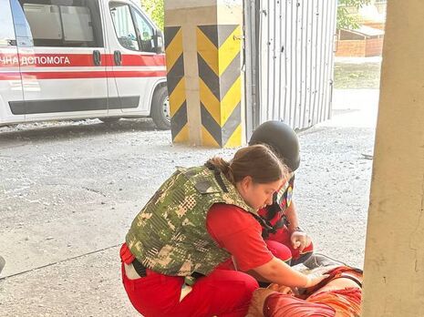 Российские оккупанты из артиллерии ударили по жилому дому в Инженерном Херсонской области, ранены две жительницы – ОВА