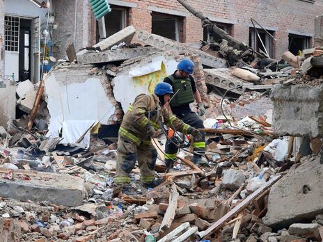 В Оріхові рятувальники продовжують пошукову операцію після удару російської авіабомби, під завалами можуть залишатися люди. Фото
