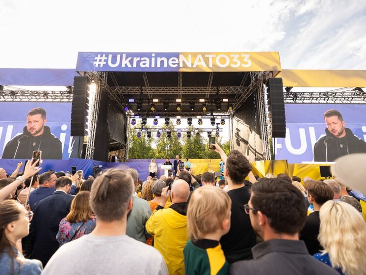 Зеленский выступил на центральной площади Вильнюса, в его присутствии там подняли украинский флаг из Бахмута. Видео