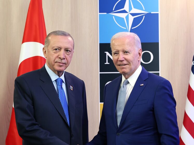 Байден і Ердоган понад годину розмовляли на полях саміту у Вільнюсі. Підтримка України була однією з тем зустрічі