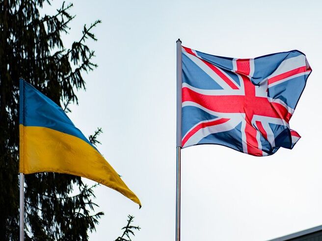 Великобритания объявит о новом пакете военной помощи Украине. В него войдут боеприпасы, техника для армии и оплата ремонта – СМИ