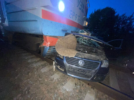 У Чернігівській області автомобіль зіткнувся з електричкою, загинуло двоє дорослих і двоє дітей – поліція