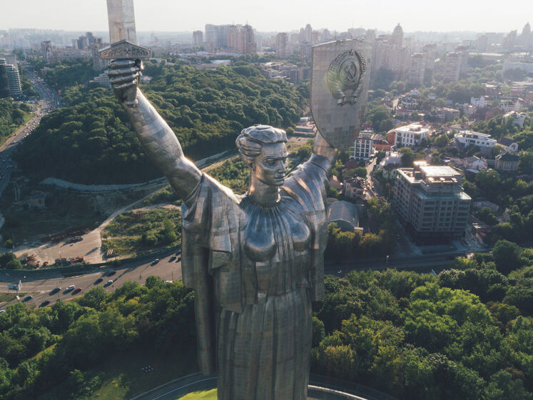 С монумента "Родина-мать" снимут советский герб – регулятор разрешил ремонт щита