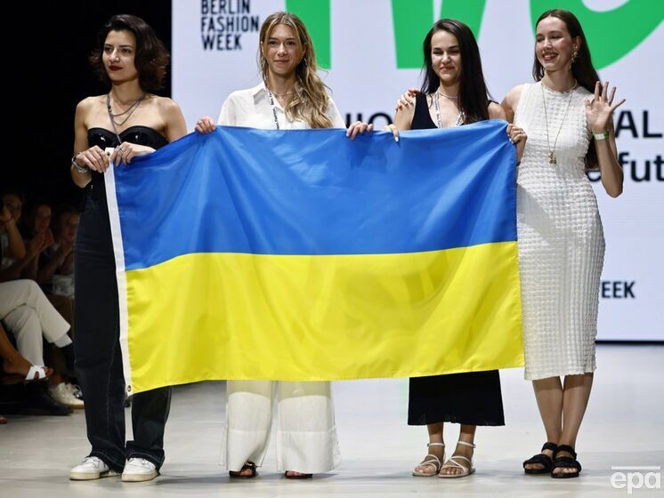 Українські дизайнери на Тижні моди в Берліні вийшли на подіум із прапором України. Фото
