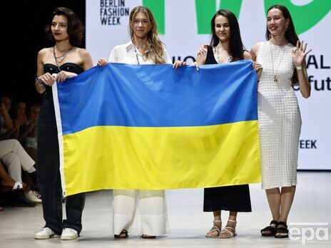 Українські дизайнери на Тижні моди в Берліні вийшли на подіум із прапором України. Фото