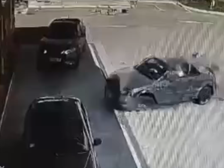 У лікарні помер пасажир автомобіля, який врізався у заправку в Києві. Відео