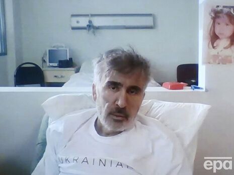 Грузинские власти заявили, что польский врач пытался унести анализ Саакашвили, спрятав его в ботинок. Видео