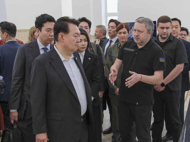 Президент Южной Кореи приехал в Украину с неанонсированным визитом. Он побывал в Буче и встретится с Зеленским