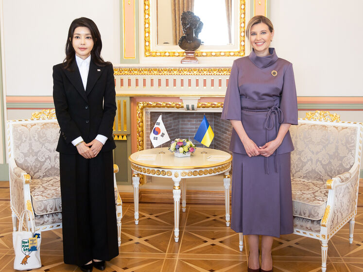 Новый образ Зеленской. Первая леди Украины для встречи с женой президента Южной Кореи выбрала костюм от украинского производителя. Фото