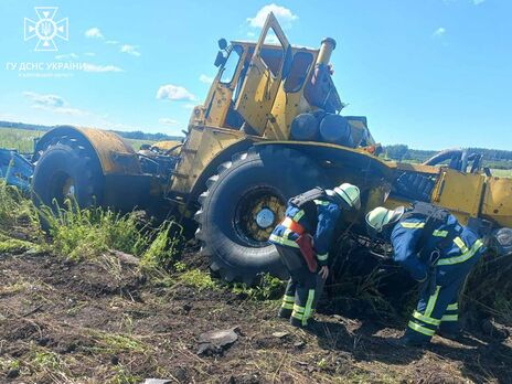 В Харьковской области трактор подорвался на мине, пострадал тракторист – ГСЧС