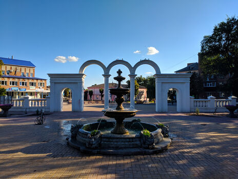 Оккупанты обстреляли из артиллерии центр Белополья Сумской области, есть погибшие и раненые