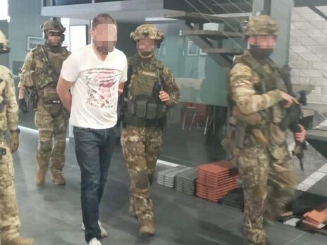 У Києві чоловік увірвався зі зброєю до власного офісу, поранив охоронця й забарикадувався – поліція