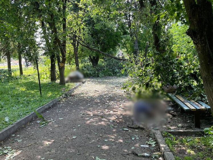 В Белополье в результате артобстрела РФ погибли две женщины, еще не менее 10 человек пострадали, в том числе спасатели