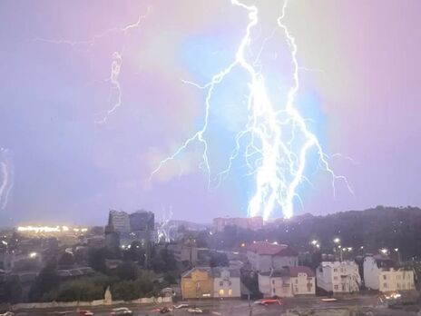 Во Львове молния попала в трансформаторы, могут быть проблемы с электричеством – мэр