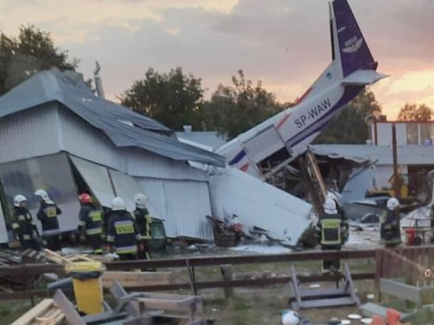 У Польщі літак упав на ангар із людьми, є жертви
