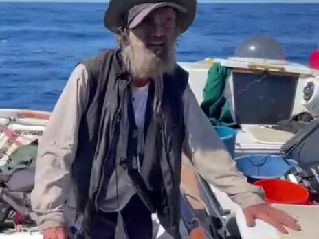 У Тихому океані виявили рибалку, який два місяці дрейфував у човні разом із собакою