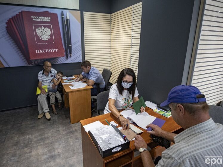 Погрожують звільненням і не видають дипломів. Голова Луганської ОВА розповів про примусову паспортизацію на окупованій території