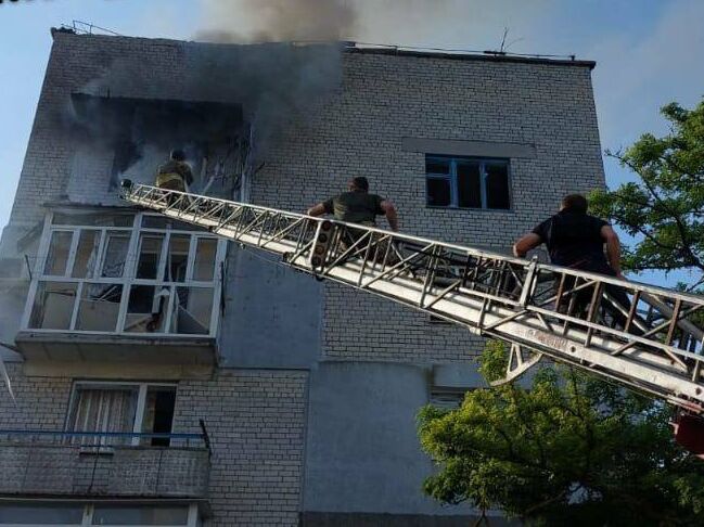 Оккупанты обстреляли жилой дом в центре Очакова, есть раненые – полиция