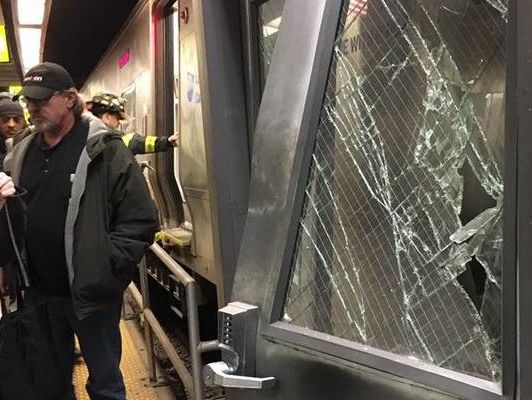 В Нью-Йорке поезд сошел с рельсов, пострадали 76 человек