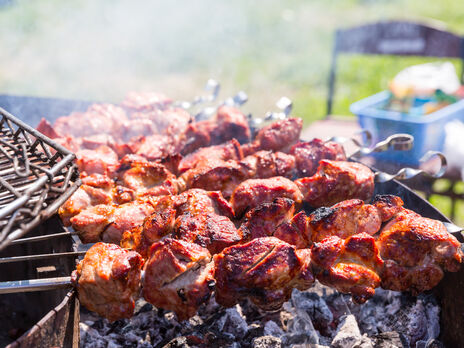 Посипте цим вугілля перед приготуванням шашлику – і він ніколи не згорить. Кулінарний лайфхак від експерта