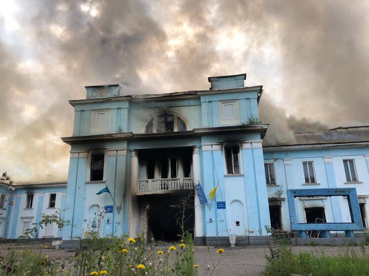 Окупанти обстріляли касетними снарядами палац культури у Часовому Яру, де був гуманітарний штаб – ОВА