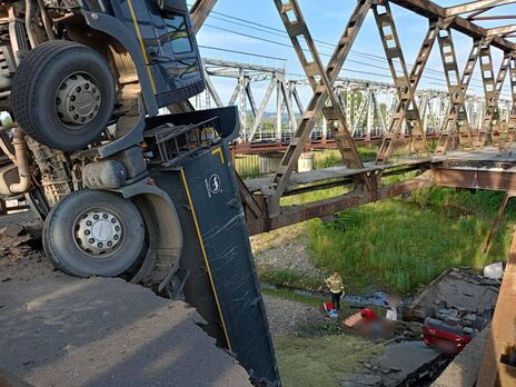 В Закарпатской области частично обрушился мост вместе с грузовым и легковым автомобилями, три человека пострадали. Фото, видео