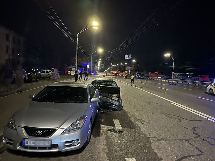 На блокпосту в Киеве автомобиль сбил двух военнослужащих Нацгвардии и протаранил другую машину. Один из нацгвардейцев погиб. Видео