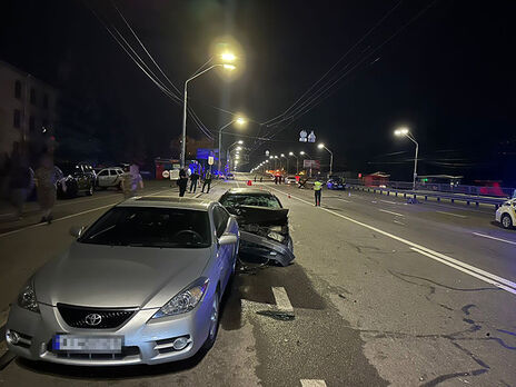 На блокпосту в Киеве автомобиль сбил двух военнослужащих Нацгвардии и протаранил другую машину. Один из нацгвардейцев погиб. Видео