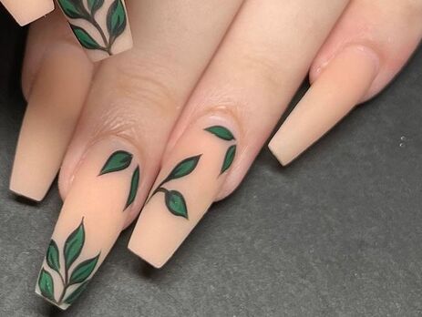 Матовый беж с изящным декором. Видеоурок эффектного маникюра