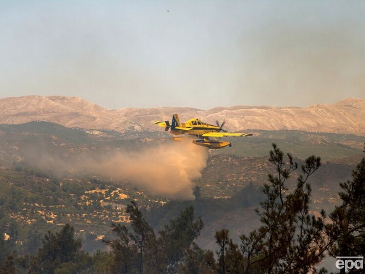 В Греции во время тушения лесных пожаров разбился самолет пожарной службы. Видео