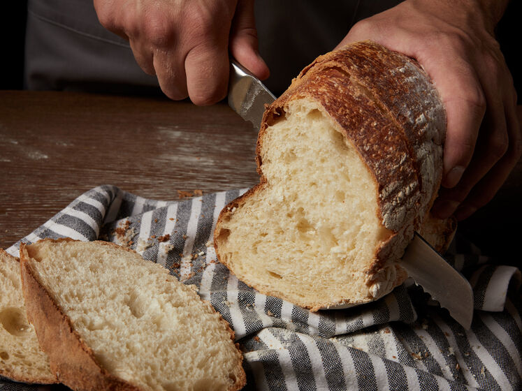 Як зробити знову свіжим черствий хліб. Відео