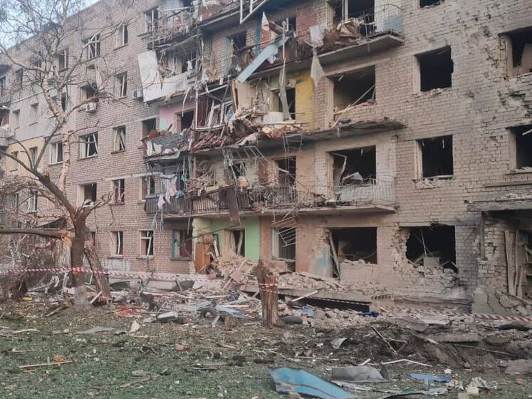 Росіяни вночі скинули авіабомбу на селище в Харківській області, загинула жінка, чотирьох людей поранено – ОВА
