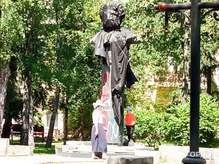 У Полтаві демонтували пам'ятники Пушкіну й Ватутіну. Фото