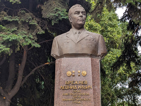 В родном городе Брежнева – Каменском – демонтировали памятник генсеку. В тот же вечер его установили в музее
