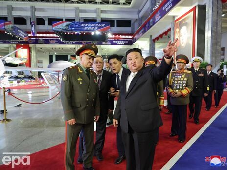 Ким Чен Ын показал Шойгу запрещенные баллистические ракеты. Видео