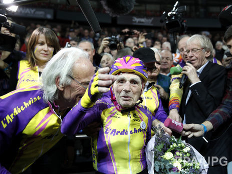 105-летний велогонщик попытался побить мировой рекорд на треке. Фоторепортаж