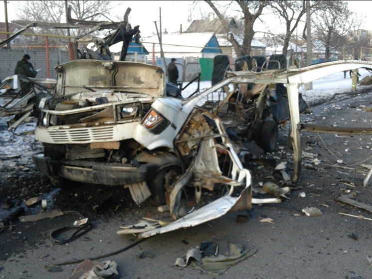 В Донецке мощный взрыв уничтожил микроавтобус