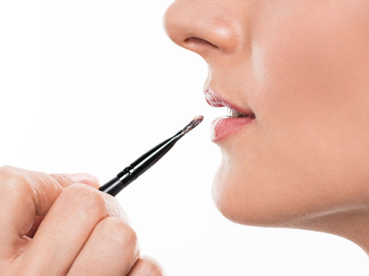 Бьюті-блогерка розповіла, як досягти ефекту сатинових губ
