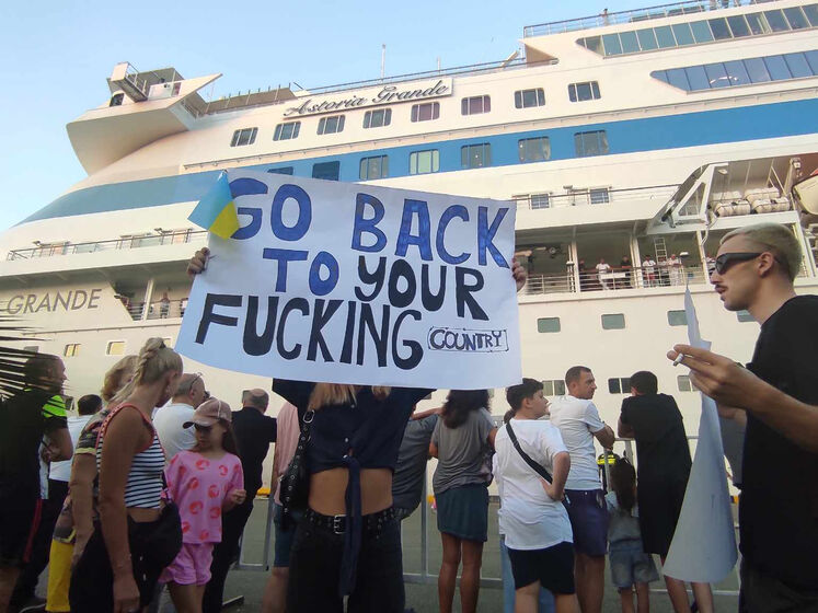 "Повертайтесь у свою й…бану країну". У Батумі прибув лайнер із російськими туристами. Жителі Грузії вийшли на протести, їх підтримала президентка країни