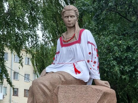 В Звягеле – на родине Леси Украинки – памятник поэтессе одели в вышиванку