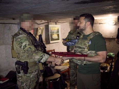 Зеленский съездил на передовую в район Бахмута и встретился со спецназовцами