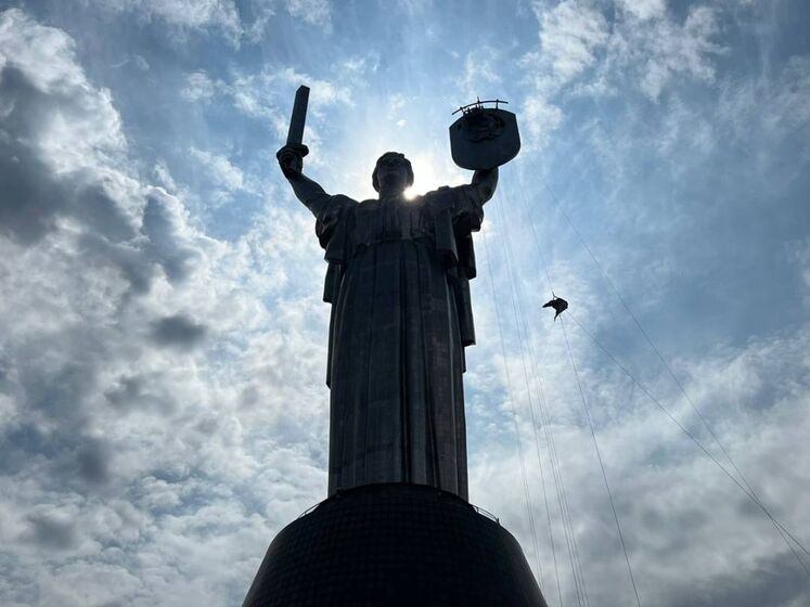 С монумента "Родина-мать" в Киеве начали снимать советский герб. Фото, видео