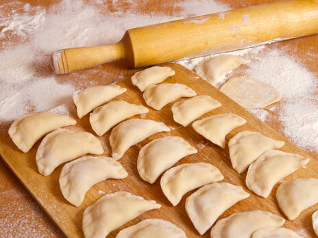 Добавьте это к муке – и лепить вареники будет одно удовольствие. Простой и быстрый рецепт теста для любых начинок
