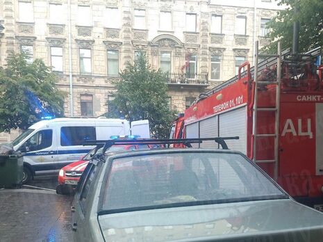 У Санкт-Петербурзі чоловік підпалив ґанок військкомату і спробував протаранити ворота машиною. Його нібито просив про це співробітник ФСБ